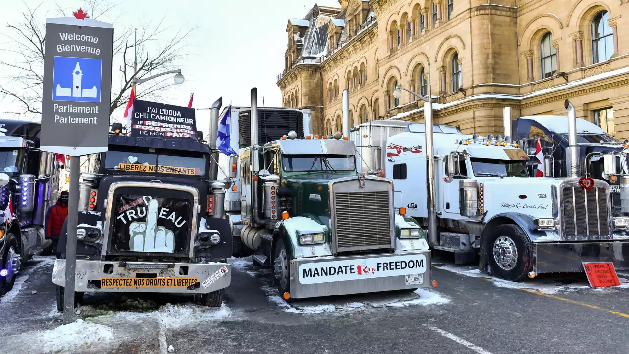 trucks protesting vaccination